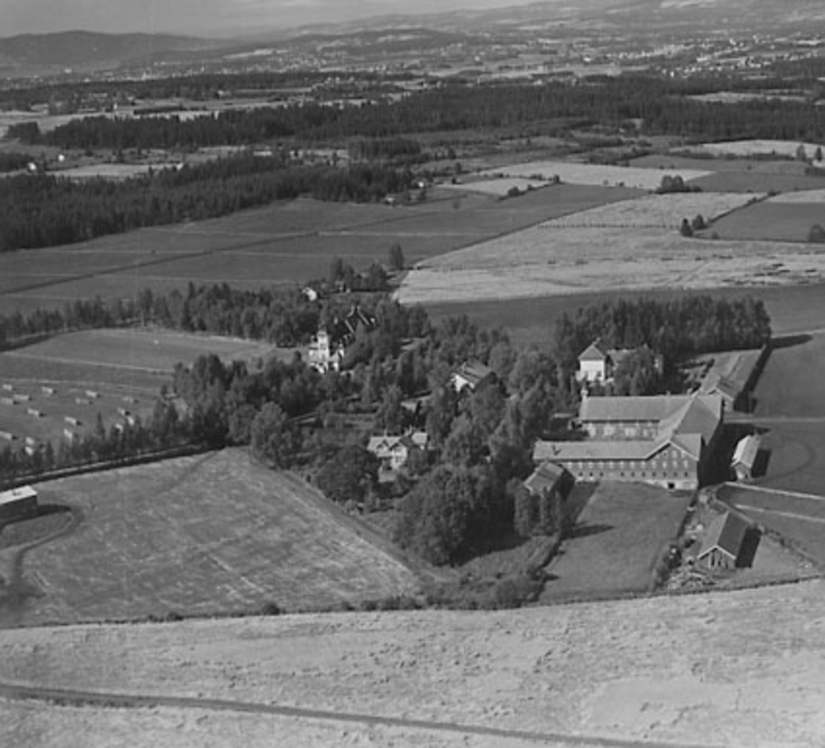 Widerøes Flyveselskap A/S, JØNSBERG LANDBRUKSSKOLE, FLYFOTO