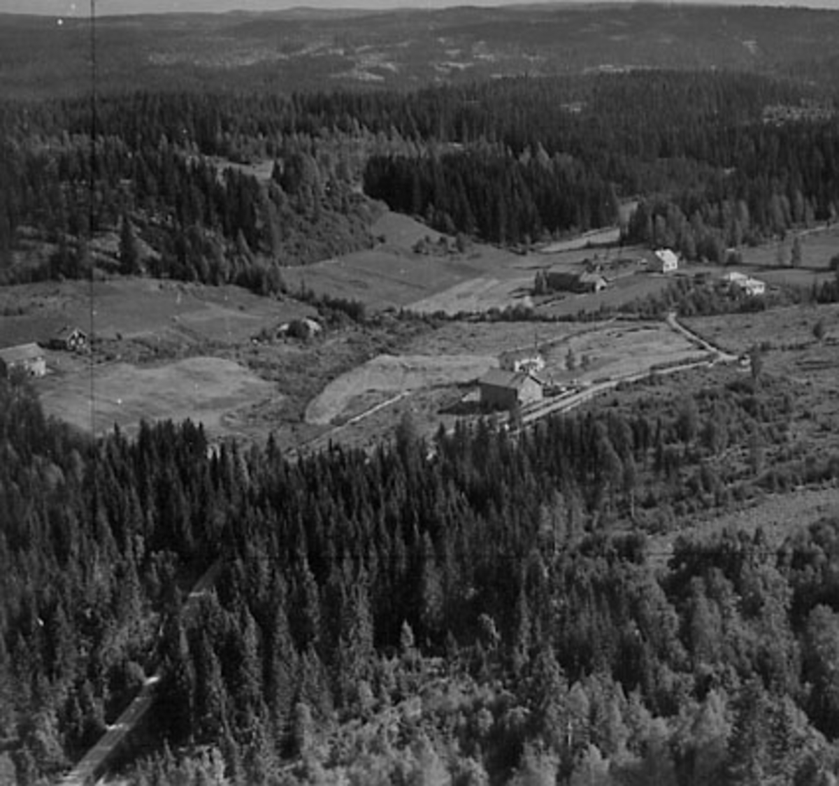 Widerøes Flyveselskap A/S, FLYFOTO ØSTÅSEN GARD, VALLSET