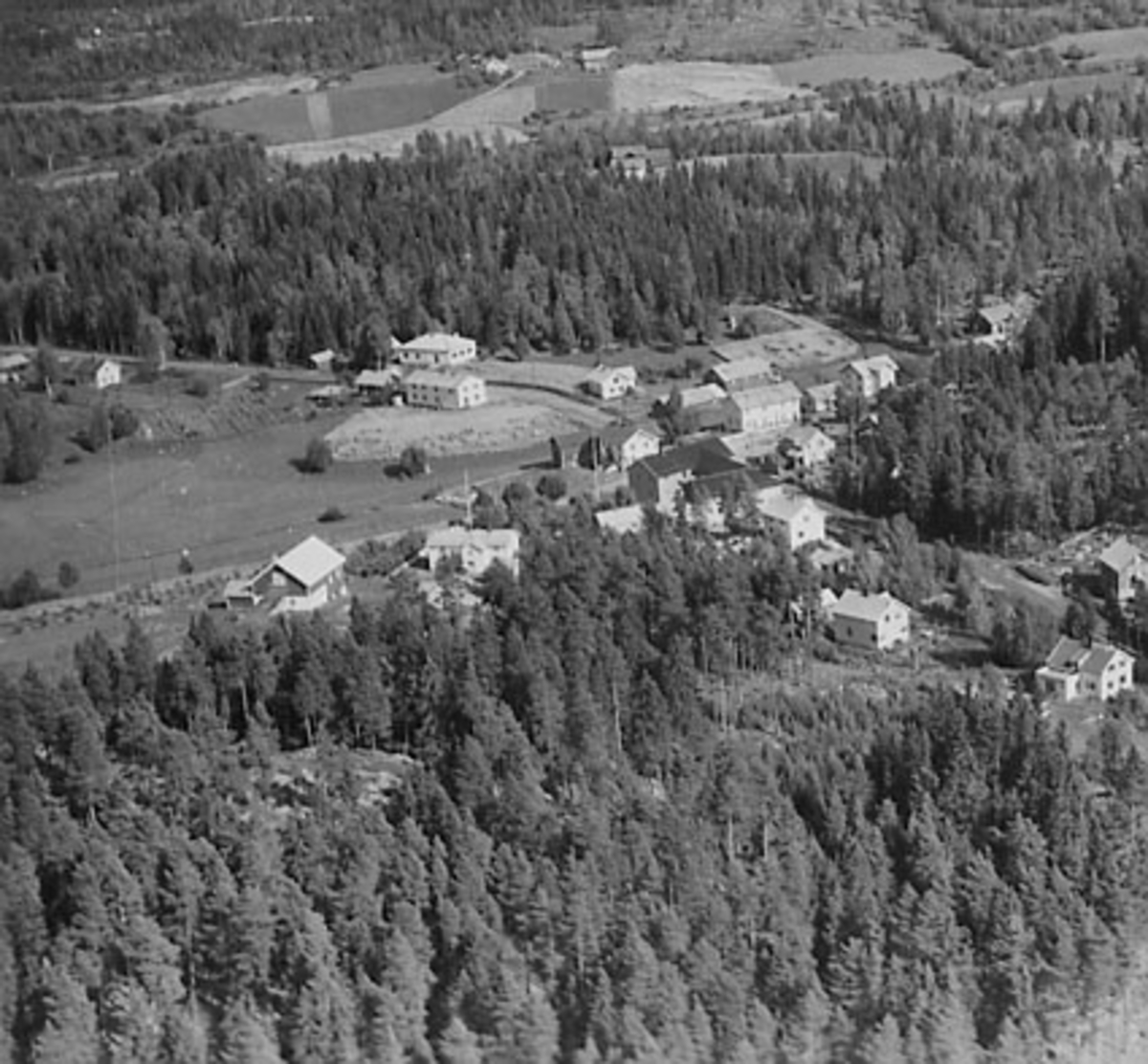 Widerøes Flyveselskap A/S, FLYFOTO ÅSVANG SENTRUMSE 678 OG 677