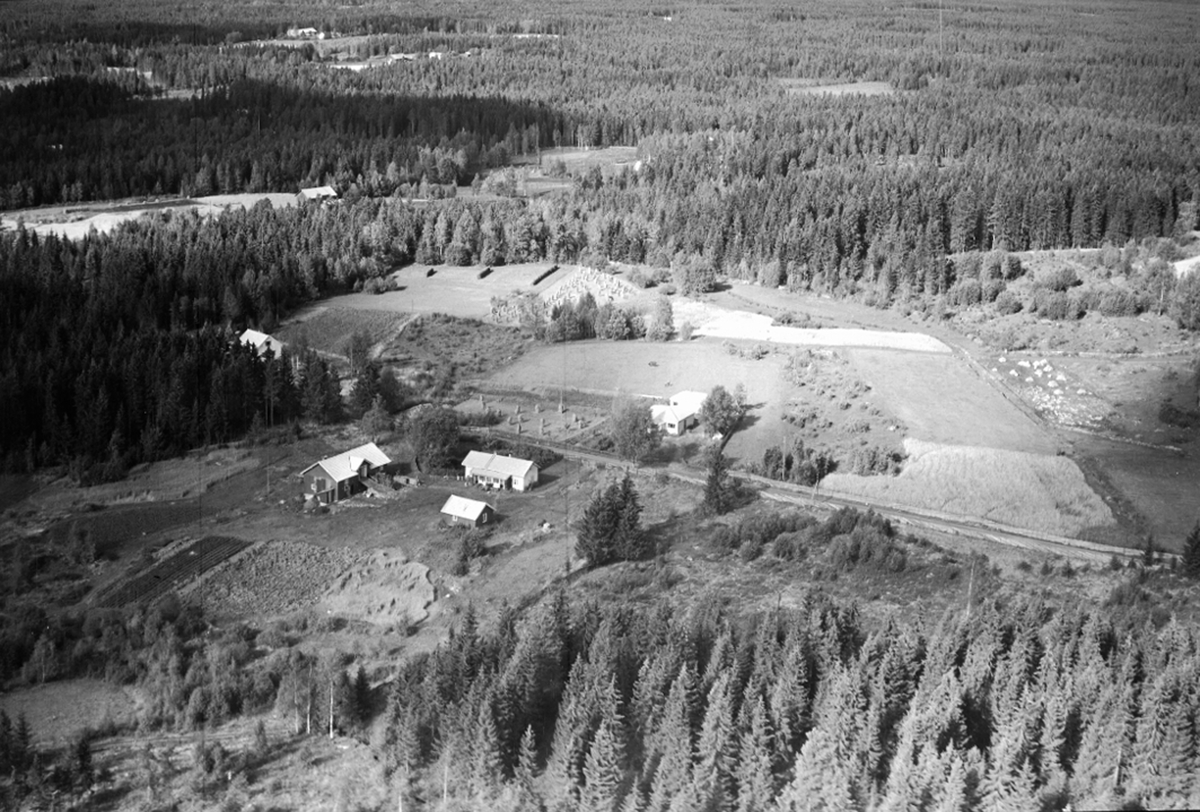 Widerøes Flyveselskap A/S, FLYFOTO HAGEN 277-13, TIL VENSTRE: ENGEN (HUSENGEN) 277-6, ÅSVANG