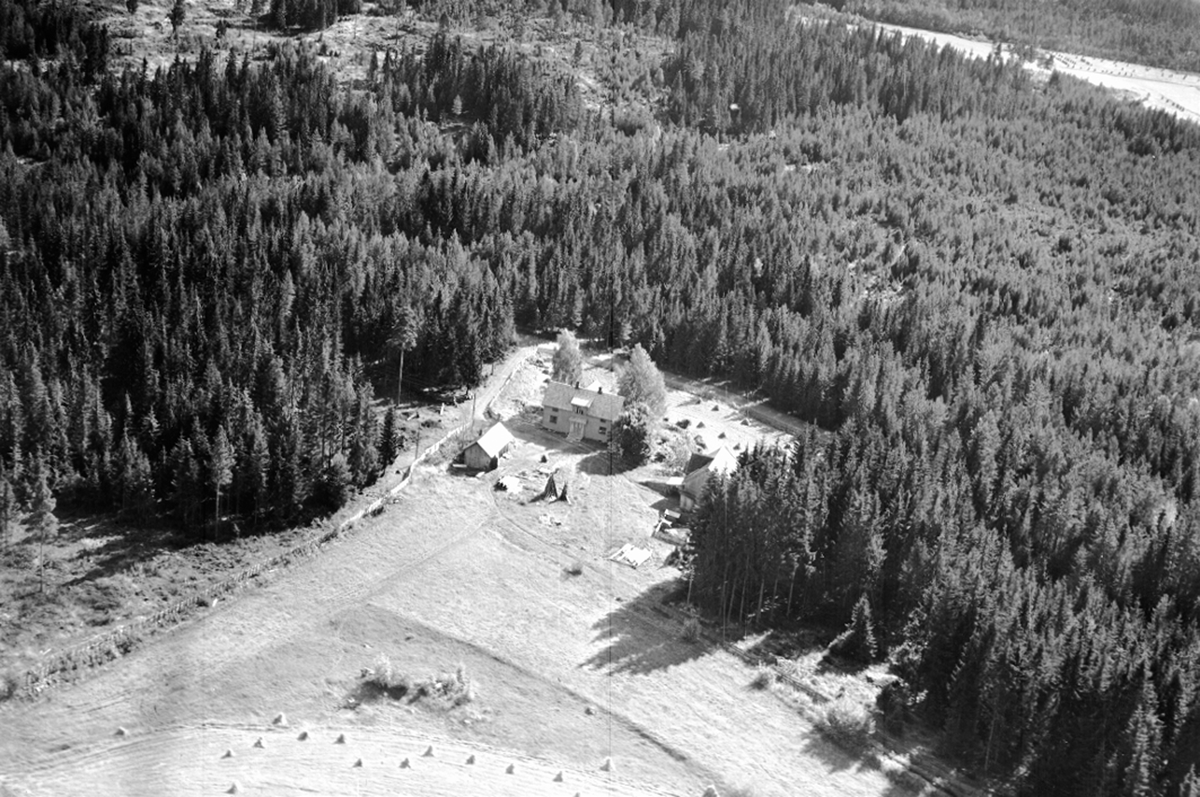 Widerøes Flyveselskap A/S, FLYFOTO VARDEBERGET 237-5, ÅSVANG