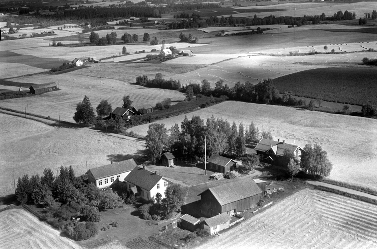 Widerøes Flyveselskap A/S, FLYFOTO KORSLUND SKOLE, STANGE