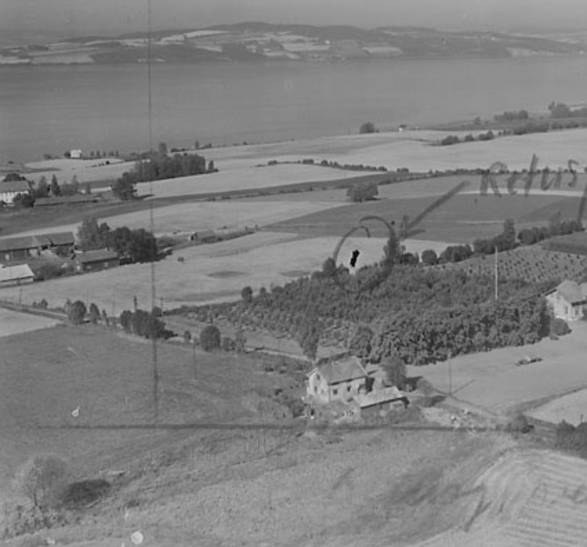 Widerøes Flyveselskap A/S, FLYFOTO SOLHAUG I FORGRUNNEN, FREDHEIM TIL HØYRE, STANGE