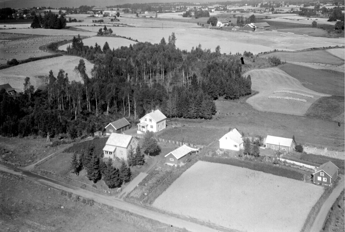 Widerøes Flyveselskap A/S, FLYFOTO SOLBRÅTEN 83-97 VESTBYGDA I STANGE. HØGTUN 83-94. KIRKEVEGEN 189, 83-93 USIKKER. Huset nærmest skogen var huset til Martha og Johan Olsen.