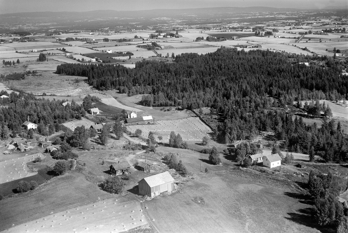 Widerøes Flyveselskap A/S, FLYFOTO GRAVEN 293-2, BRENNA 96-21, FREMRE DEL AV NAVNEBERGET, 1955. SE STANGE HISTORIELAGS ÅRBOK"GAMMALT FRA STANGE OG ROMEDAL 2009" S. 49.