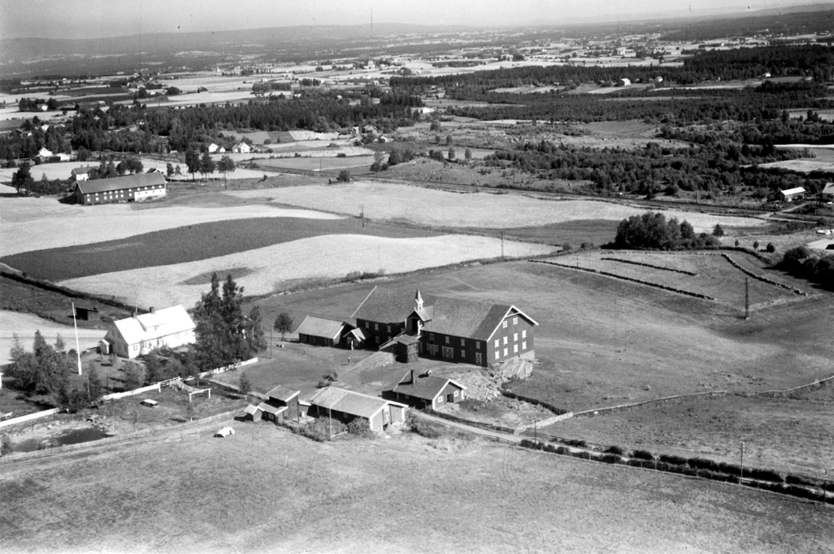 Widerøes Flyveselskap A/S, FLYFOTO FRISHOLM MOT HUSE, STANGE