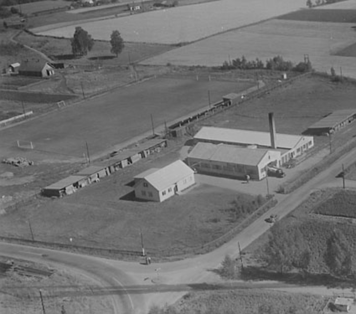 Widerøes Flyveselskap A/S, FLYFOTO STANGE BRUK SNEKKERFABRIKK, IDRETTSPLASSEN