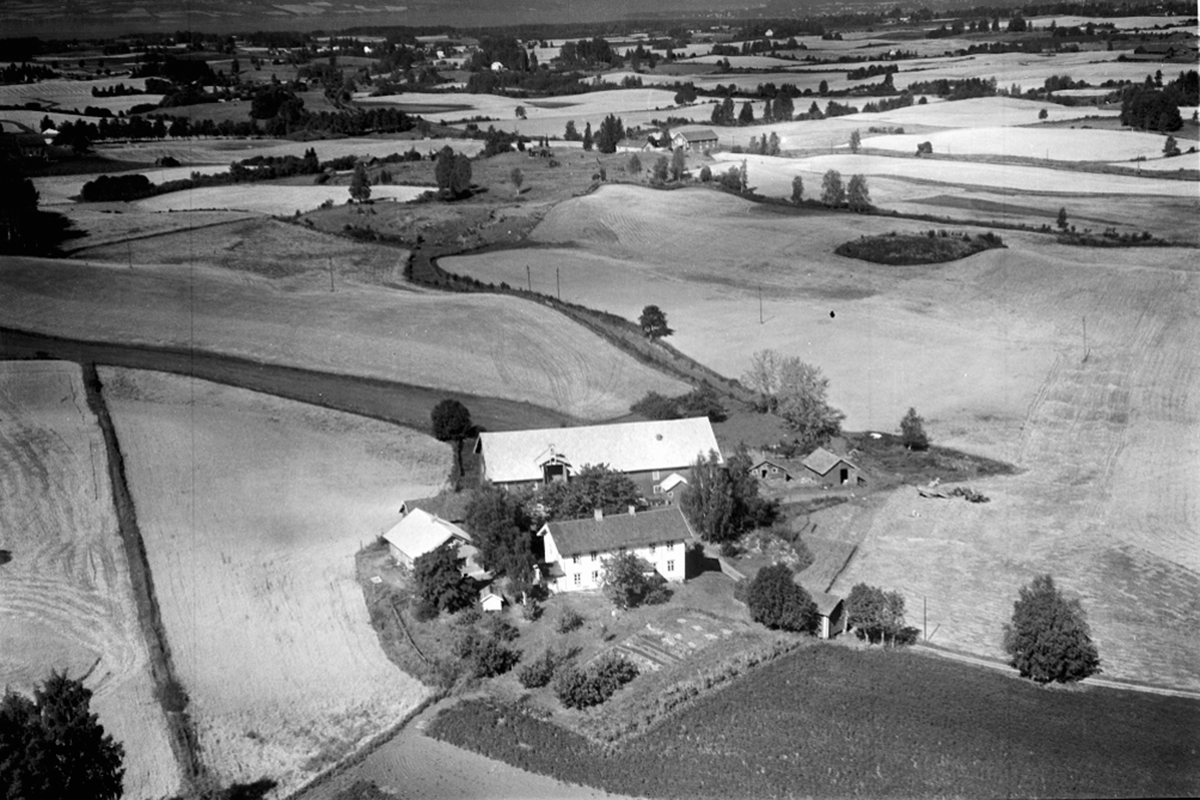 Widerøes Flyveselskap A/S, FLYFOTO KAUSVOL (KOKASVOLL) 60-1, STANGE