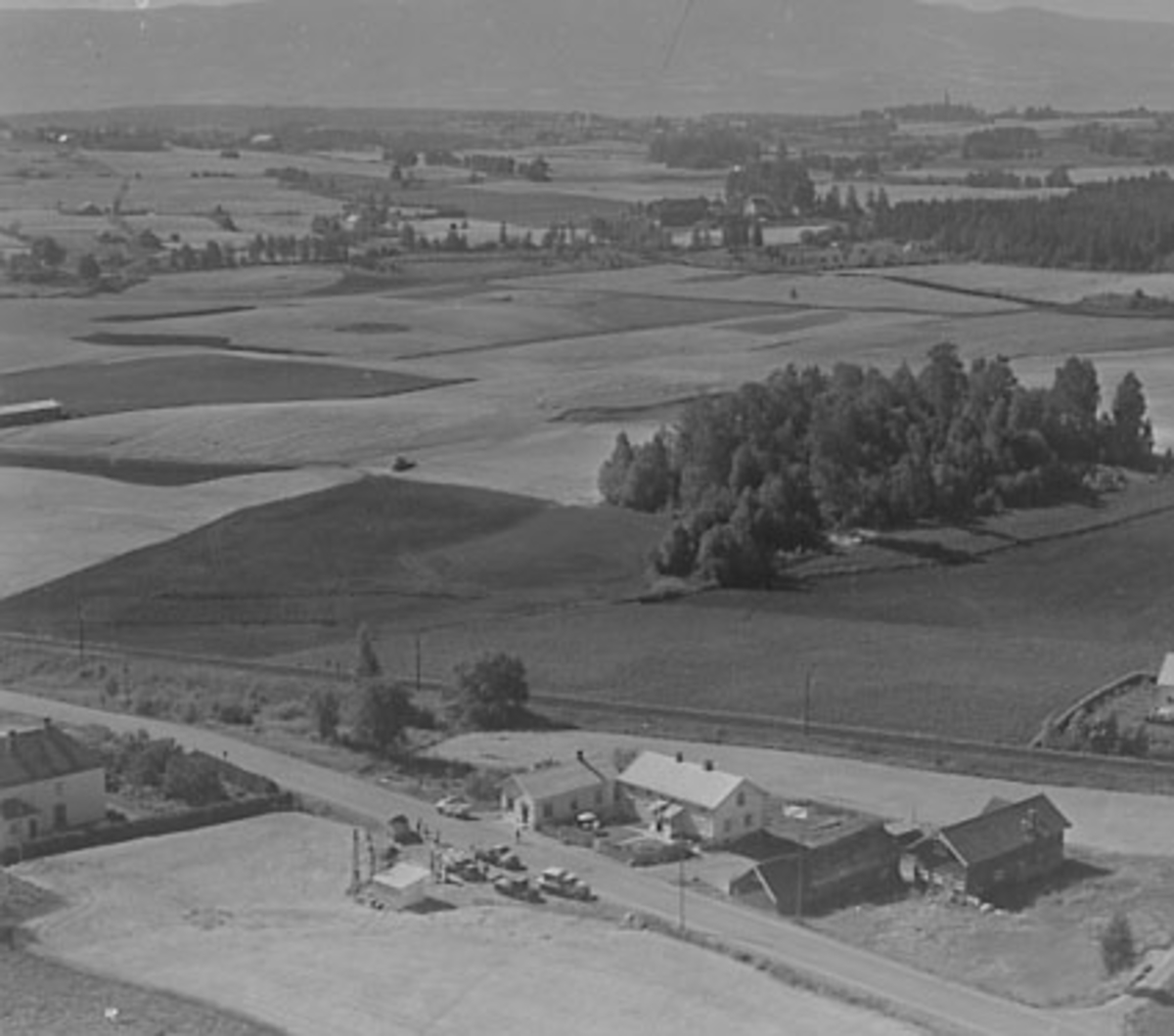 Widerøes Flyveselskap A/S, FLYFOTO SKJELVE - ENGEN, SKJELVENGEN,