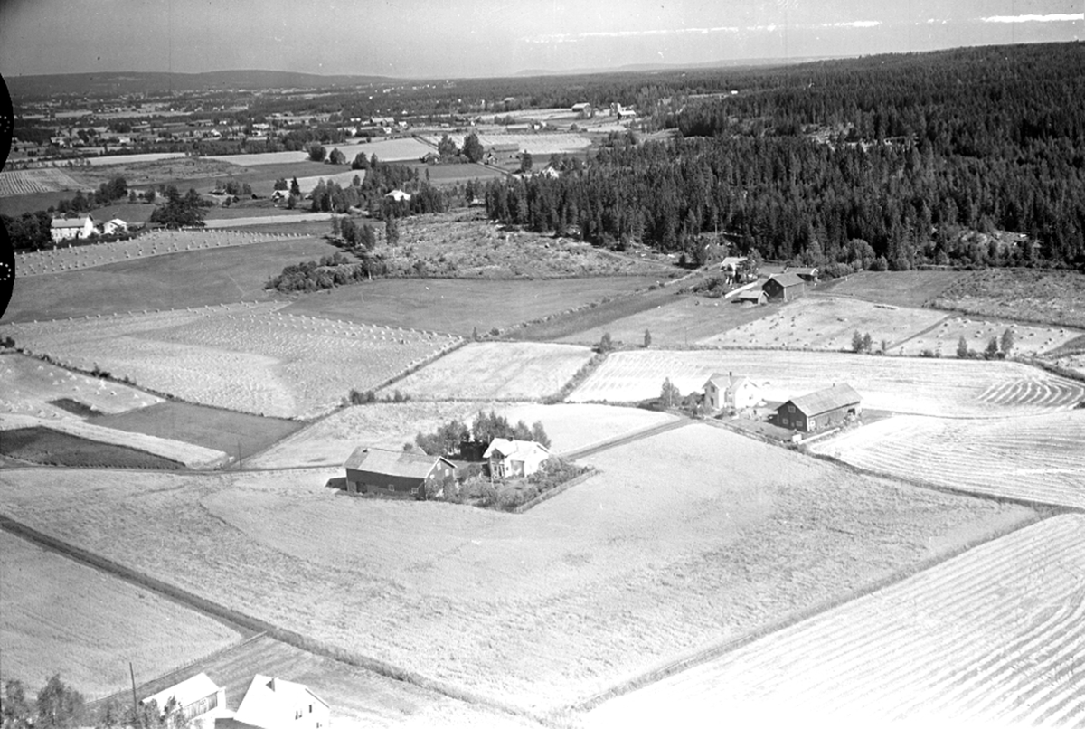 Widerøes Flyveselskap A/S, FLYFOTO T. V. SVESTAD, T. H. VINDHOL, BAK. TV. HUSENGEN, ROMEDAL
