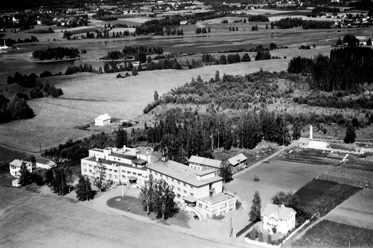 Widerøes Flyveselskap A/S, FLYFOTO ØSTLANDSKE VANFØREHJEM, OTTESTAD, BEKKELAGET