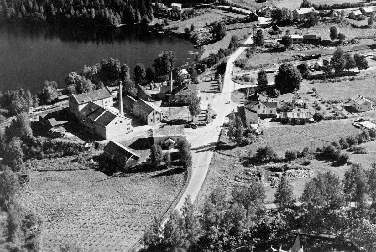 Widerøes Flyveselskap A/S, FLYFOTO TANGEN BRENNERI, SNEKKERSVEEN, POSTKONTORET, SENTRUM
