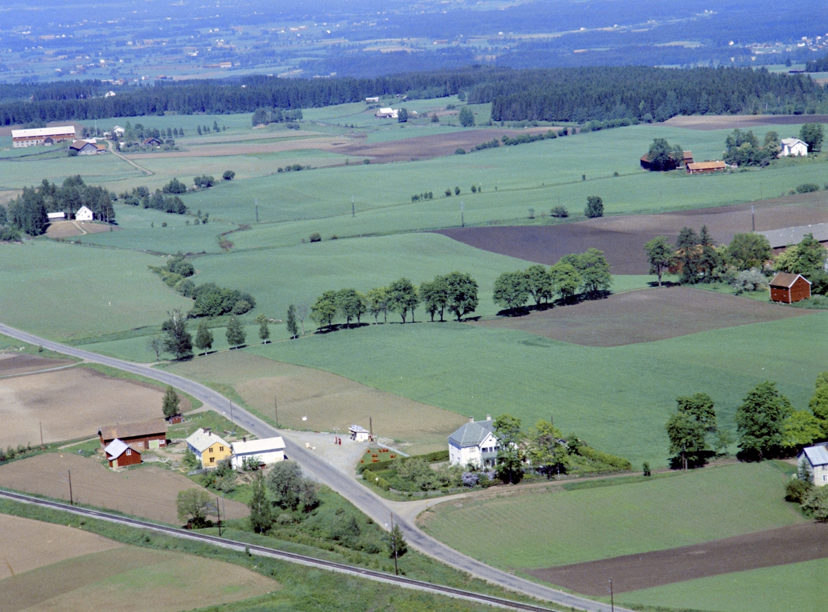 Widerøes Flyveselskap A/S, FLYFOTO SKJELVENGEN, STANGE, Skjelvengen landhandel. Bensinstasjon og Solvoll på t. h.