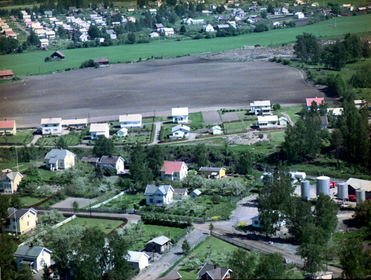 Widerøes Flyveselskap A/S, FLYFOTO BOLIGHUS I SANDVIKAVEGEN, OLJELAGER