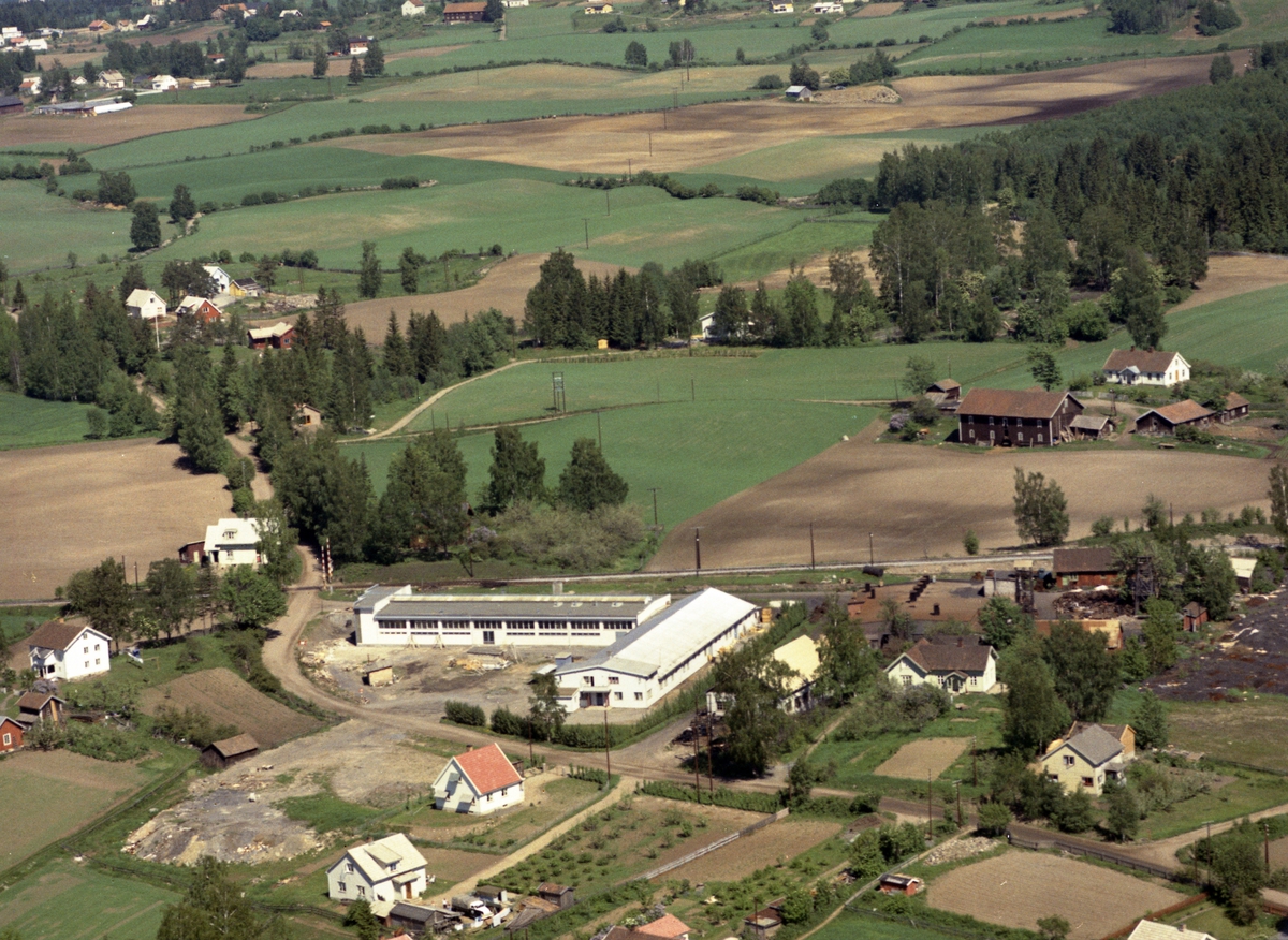 Widerøes Flyveselskap A/S, FLYFOTO METALLEMBALLASJE, FABRIKKOMRÅDE, TUBEFABRIKKEN. GUBBERUD, 1960
