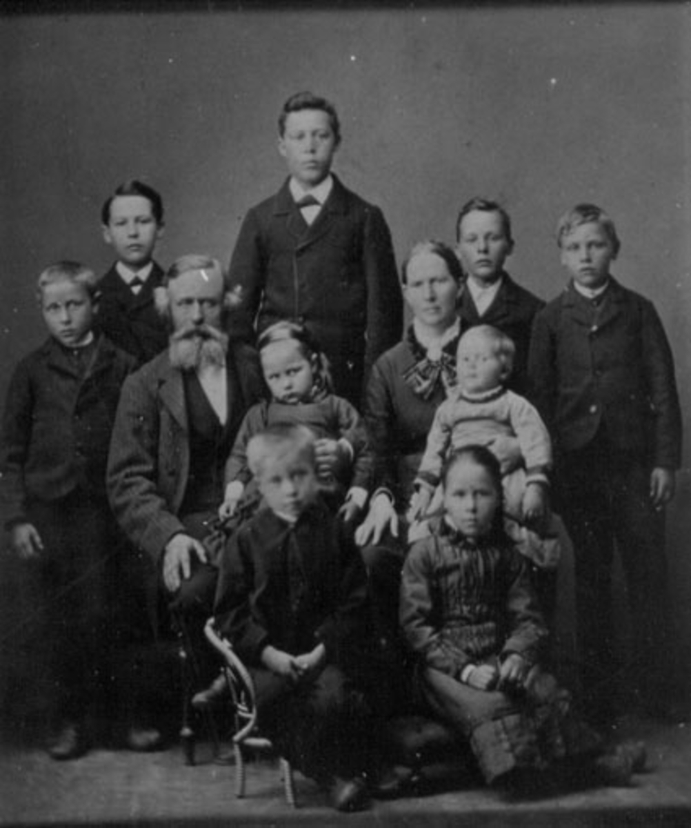 Anno Domkirkeodden, GRUPPE: 11, FAMILIEN ØVERGAARD, LAURITZ OG OLINE ØVERGAARD, BARNA: GUDBRAND, HANS, JENS, OLAF, KARL, ANDERS, ELIDA, GUNDA, ALBERTA.