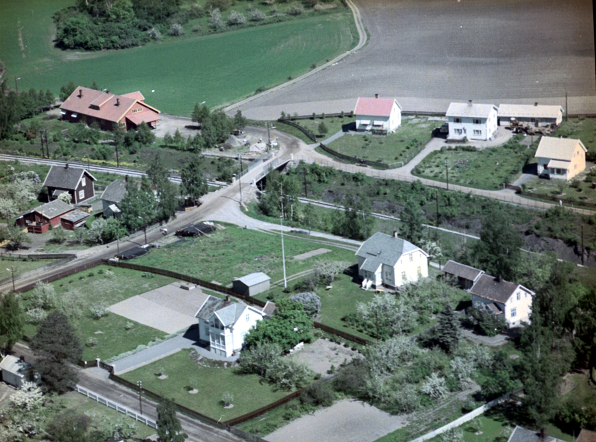 Widerøes Flyveselskap A/S, FLYFOTO SANDVIKA, BOLIGBEBYGGELSE, SKOLEVEGEN, JERNBANEBRU, SANDVIKAVEGEN, BRUVEGEN, SUNDBORG, SOLBAKKEN.