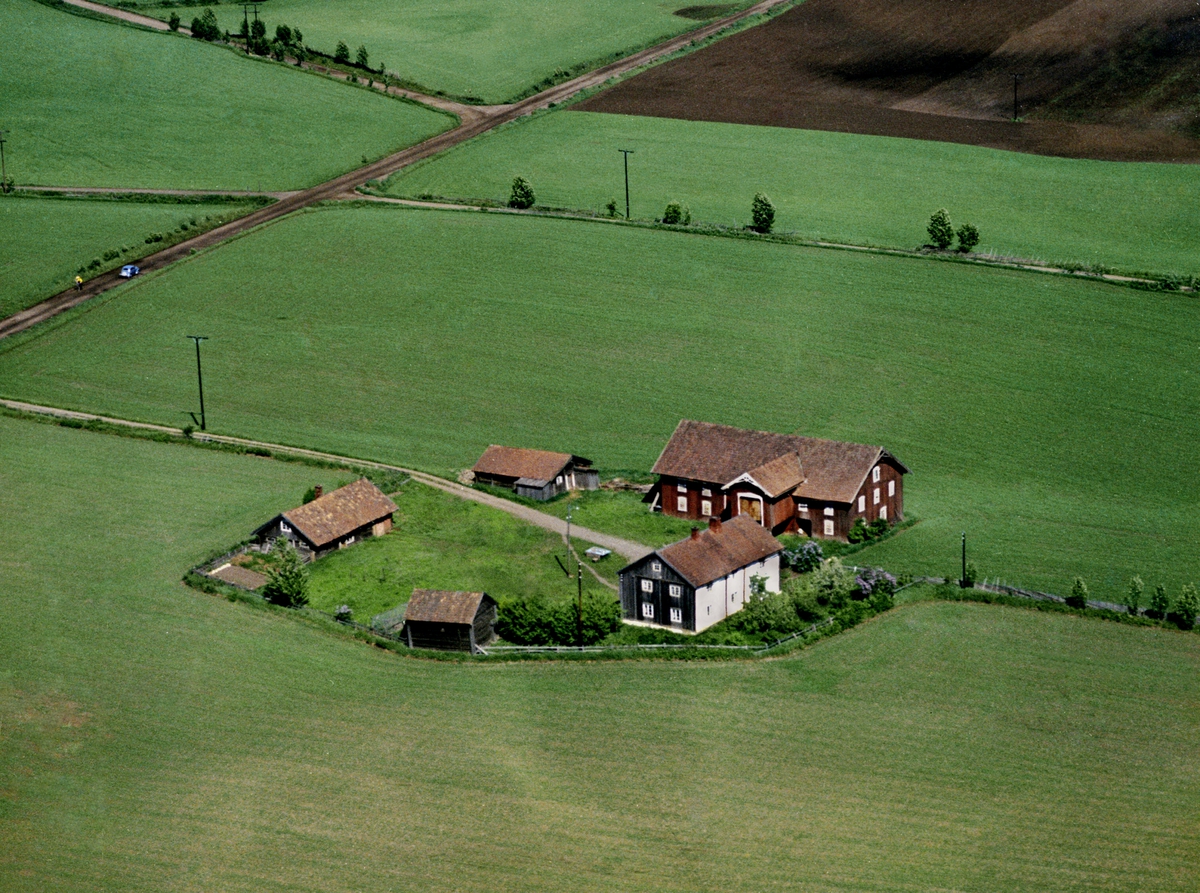 Widerøes Flyveselskap A/S, FLYFOTO UTHUS GARD, ROMEDAL