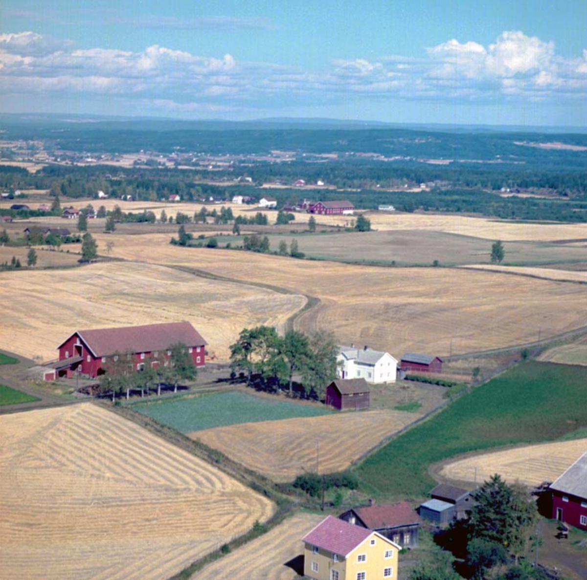 Widerøes Flyveselskap A/S, FLYFOTO BERG VESTRE, STANGE