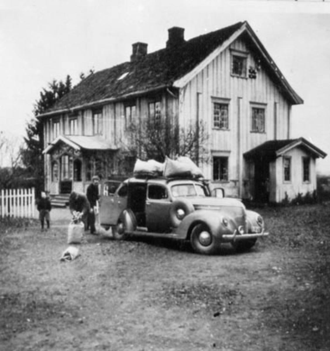 Anno Domkirkeodden, HENTING AV POTETER UNDER KRIGEN, POTETSEKKER PÅ PERSONBIL HUDSON 1939 MODELL, FOLK, HOVEDBYGNINGEN, MOEN GÅRD, ROMEDAL.