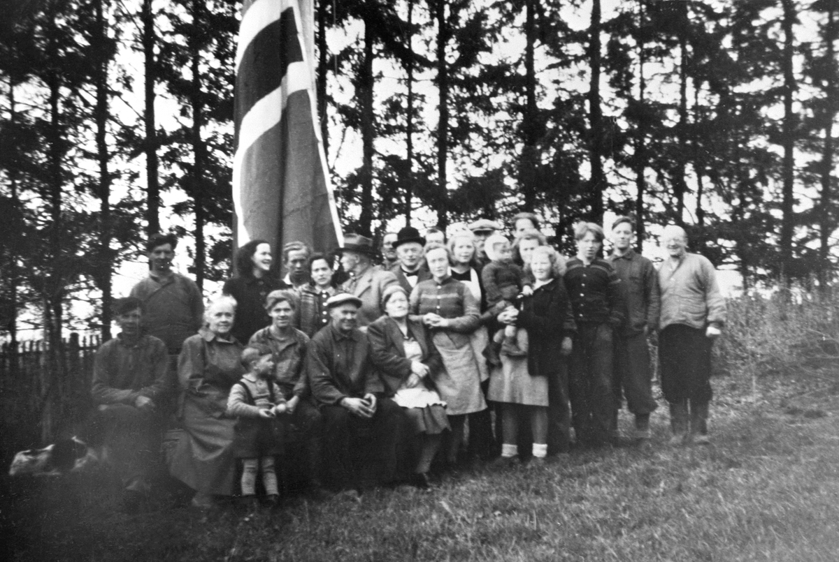 Anno Domkirkeodden, GRUPPE: 25 BARN OG VOKSNE, FLAGGHEISING 8 MAI FRIGJØRINGSDAGEN, EVAKUERTE FRA FINMARK, ARBEIDERE OG EIERE, REKSTAD,