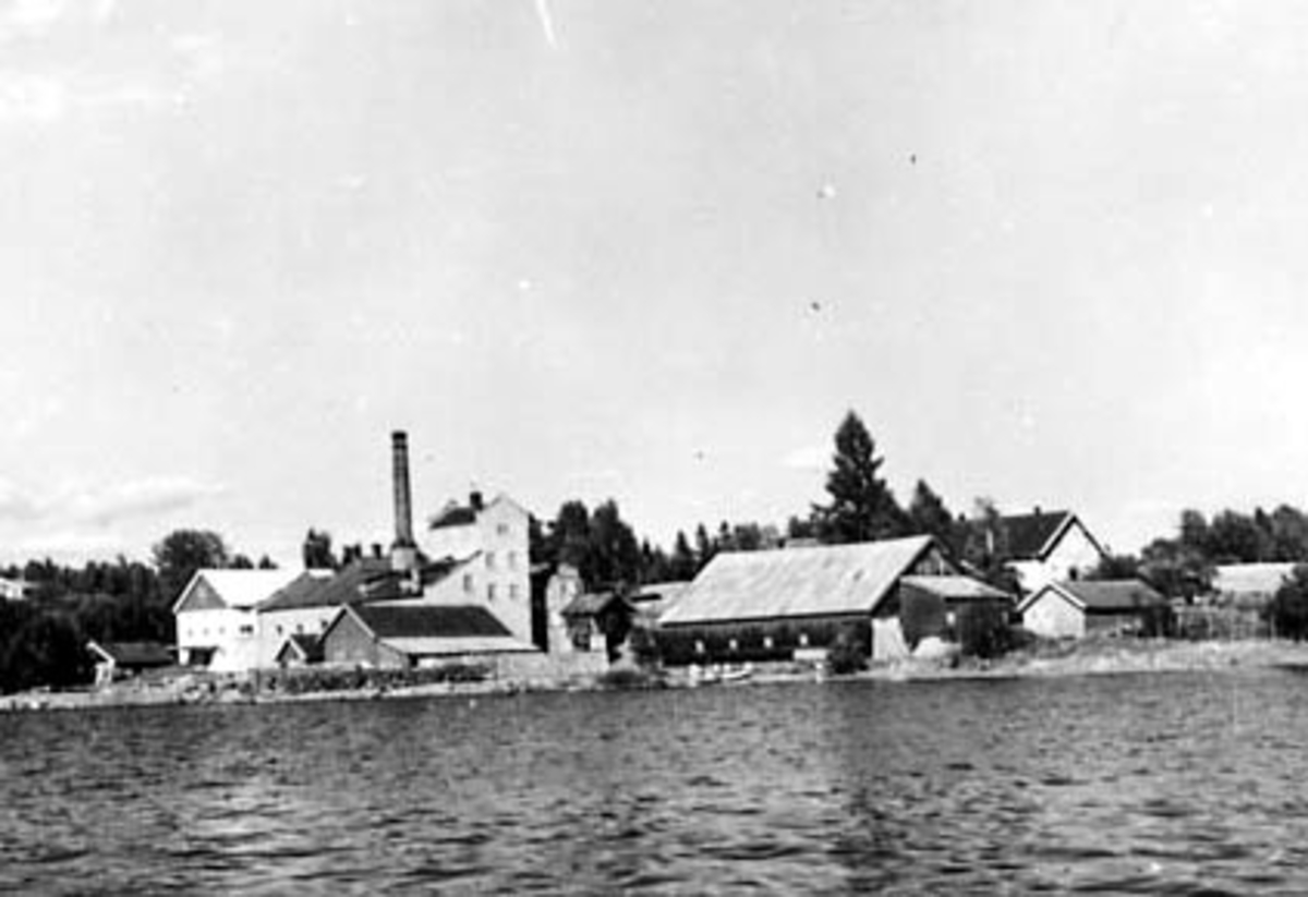 Anno Domkirkeodden, EKSTERIØR: STANGE BRÆNDERI OG FRØFORRETNING, SETT FRA MJØSA, ATLUNGSTAD BRENNERI