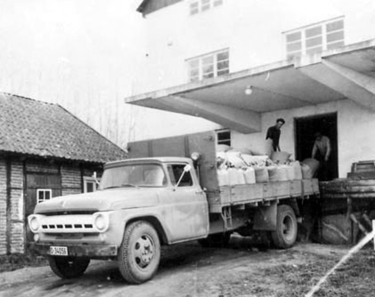 Anno Domkirkeodden, STANGE BRÆNDERI OG FRØFORRETNING, ATLUNGSTAD BRENNERI, ODVAR ØSTLI, KARL RØHNE LASTER AV SEKKER, LASTEBIL FORD (USA) 1958 MODELL, OTTESTAD