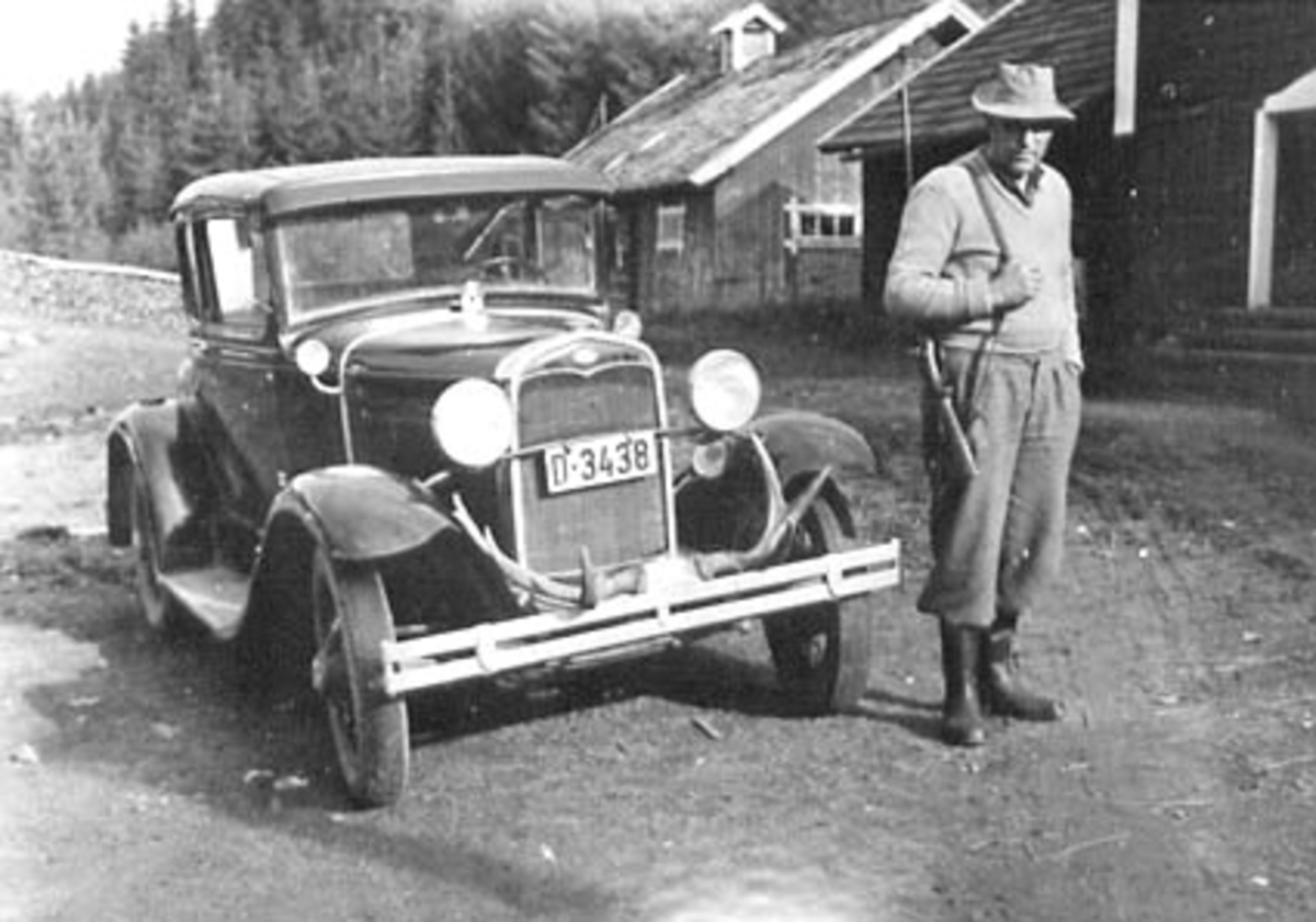 Anno Domkirkeodden, EINAR BJERTINGSTAD I JAKTANTREKK, BIL D-3438, FORD A 1931 MODELL COUPE, BJERTINGSTAD, VALLSET