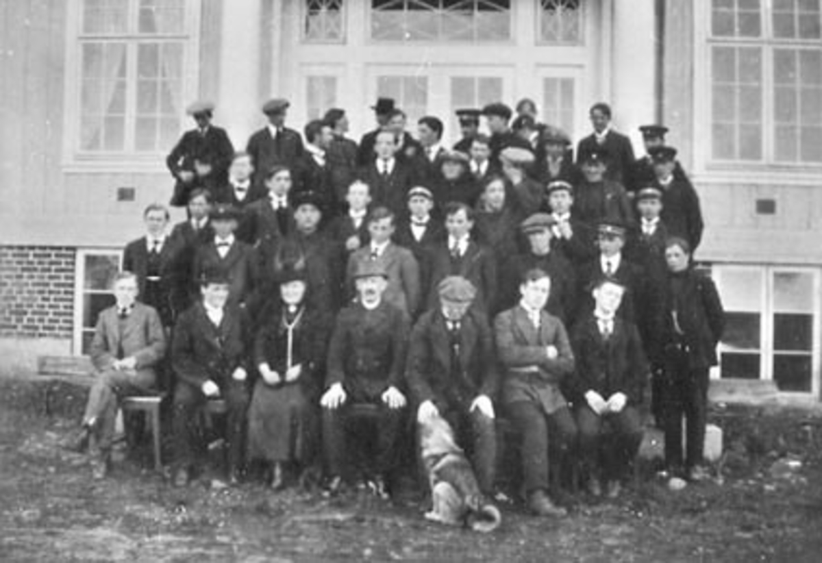 Anno Domkirkeodden, GRUPPE: 41, ÅRSKULLET 1915 FORAN HOVEDBYGNINGEN, JØNSBERG LANDBRUKSSKOLE, ROMEDAL