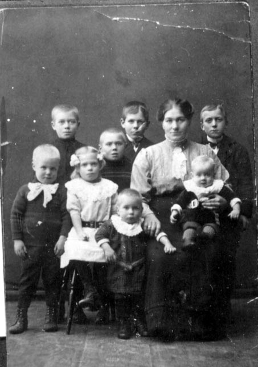 Anno Domkirkeodden, GRUPPE: 9, BERTINE JOHNSTAD MED BARNA FRA VENSTRE:: TORMOD, DAGMAR, HÅKON, OLIVER, ARNLJOT PÅ FANGET, DAGFINN, BIRGER, ODD, VESTLI UNDER KJONERUD, OTTESTAD