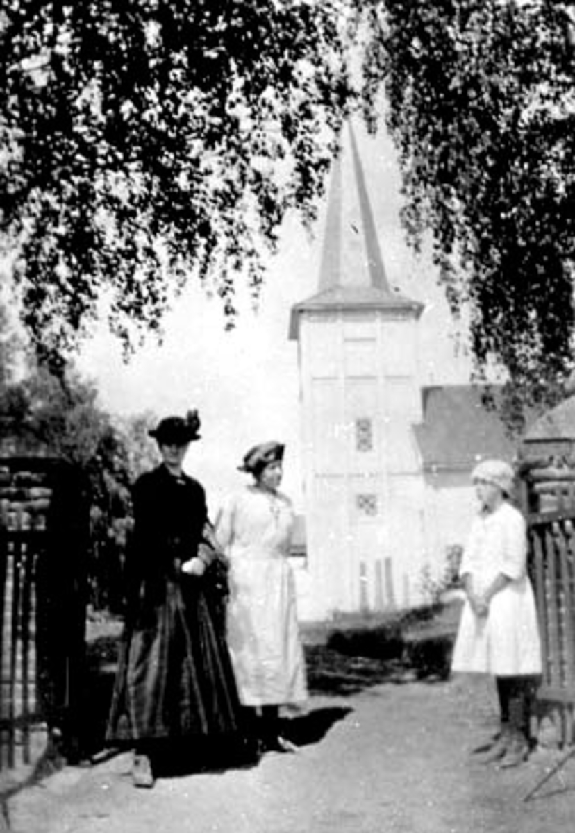 Anno Domkirkeodden, VALLSET KIRKE, I PORTEN GRUPPE: 3, PAULINE FALLBAKKEN, MARGRETE JENSEN, ANNA FALLBAKKEN, VALLSET