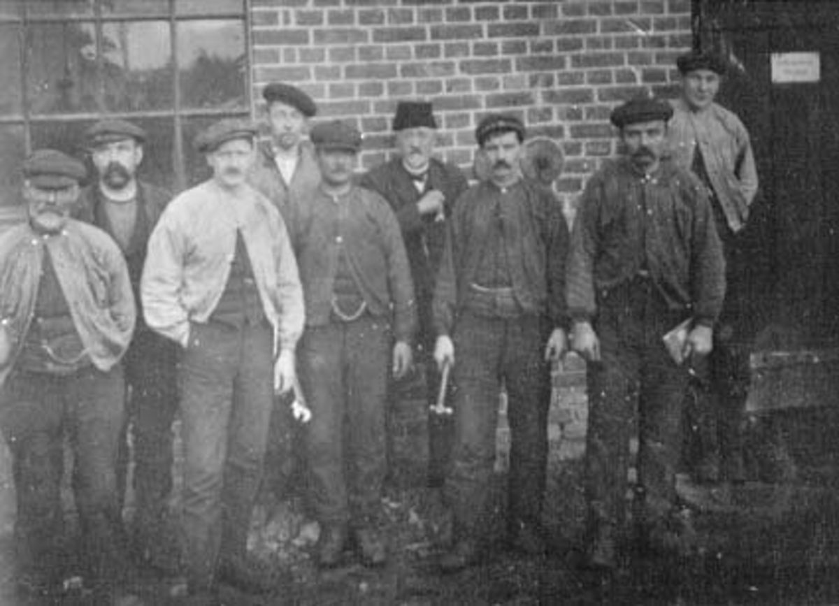 Anno Domkirkeodden, GRUPPE: 9, ARBEIDEREE VED ROMEDAL BRENNERI, FRA VENSTRE: OLE TØSTIENGEN, EDV. NYDAL, OLE TØSTIENGEN JR. , OLAF SKÅRÅSBERGET, MARTIN SÆTERSBAKKEN, BESTYRER KRISTIANSEN, KORBAKKEN, JENT TØSTI, KRESTEN LEMIKKSEN