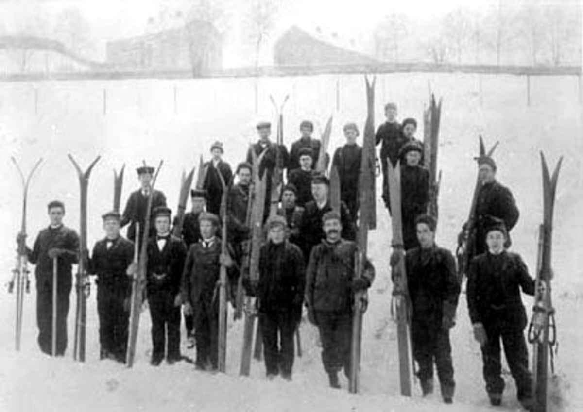 Anno Domkirkeodden, GRUPPE: 22 ELEVER, TRESKJÆRERSKOLEN, GAUSDAL, UNGE MENN MED SKI, VINTER, NR. 4 FRA VENSTRE: SYVER TORSMÆLUM, VALLSET