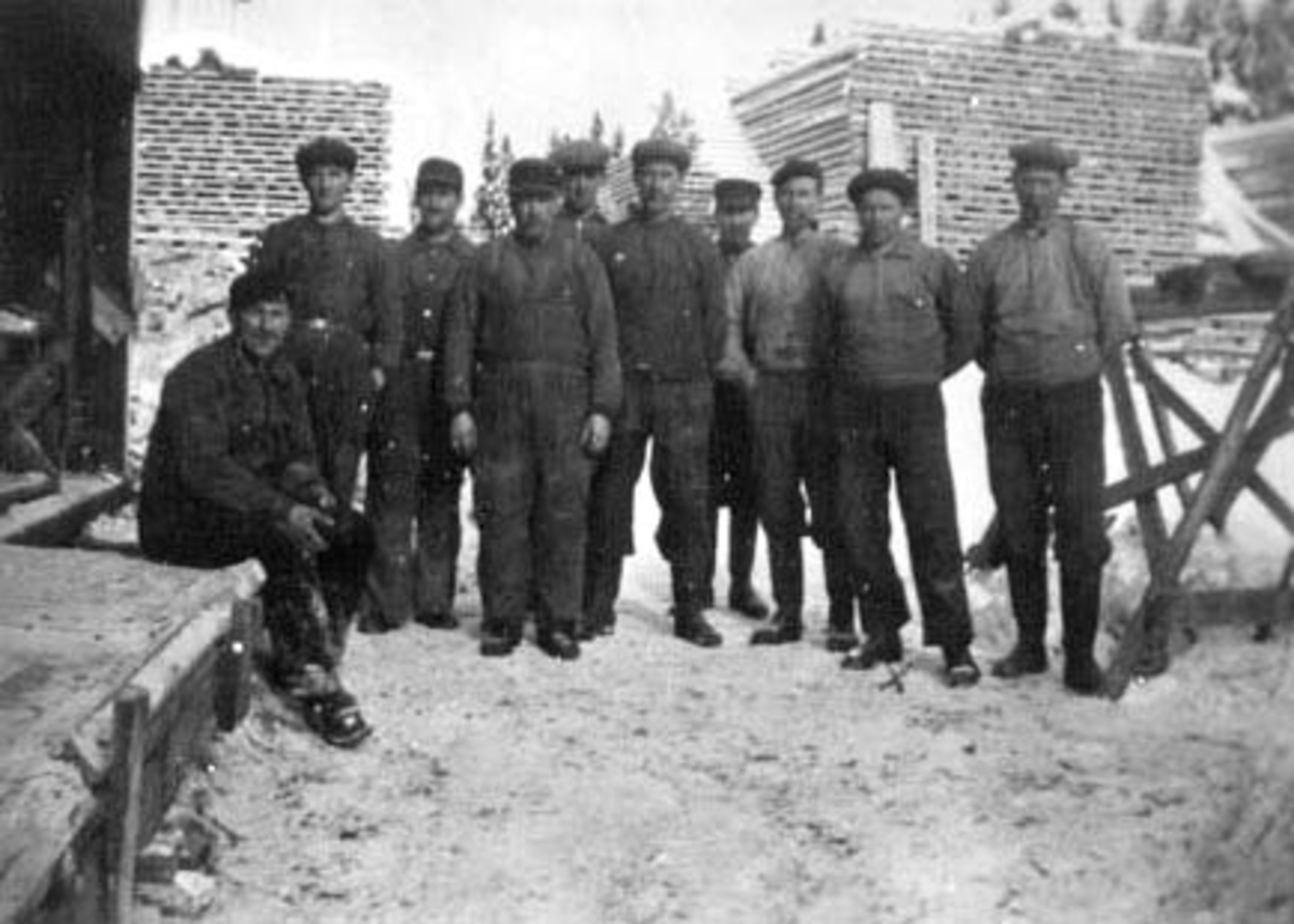 Anno Domkirkeodden, GRUPPE: 10 MENN, SAGMANNSKAP, RASASAGA, FRA VENSTRE: NICOLAI VESTBY, THORVALD SJØENDEN, EVEN GRESSBAKKEN, ANDERS SJØENDEN, KRISTIAN BRÅTEN, OLAF GRØNLIEN, JENS SØSVEEN, GUDBR. BRUBAKKEN, LEIF ENGEN, ALF SÆTHER, VALLSET