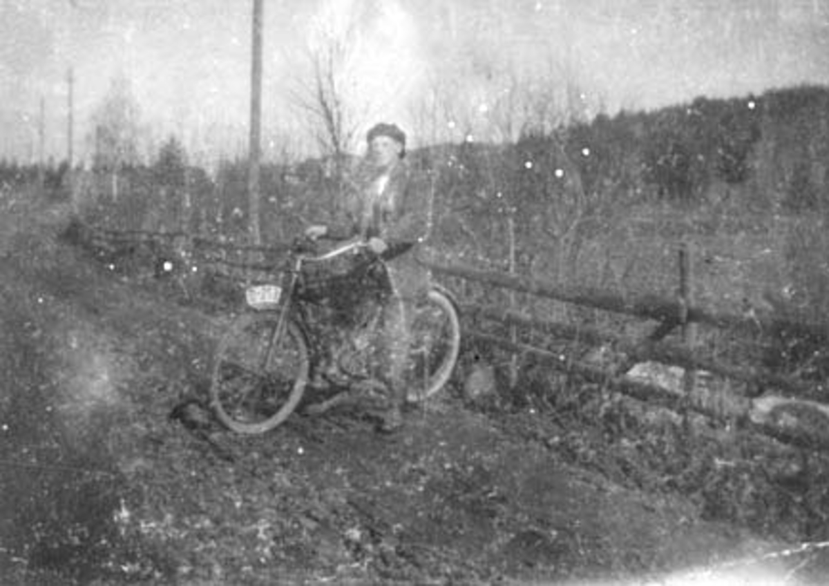 Anno Domkirkeodden, GUDDBRAND TÅRNEBY, PÅ MOTORSYKKEL D-253. SKOGLI, VALLSET. Dette er en svært tidlig sykkel fra før 1910, kan være Amerikansk.