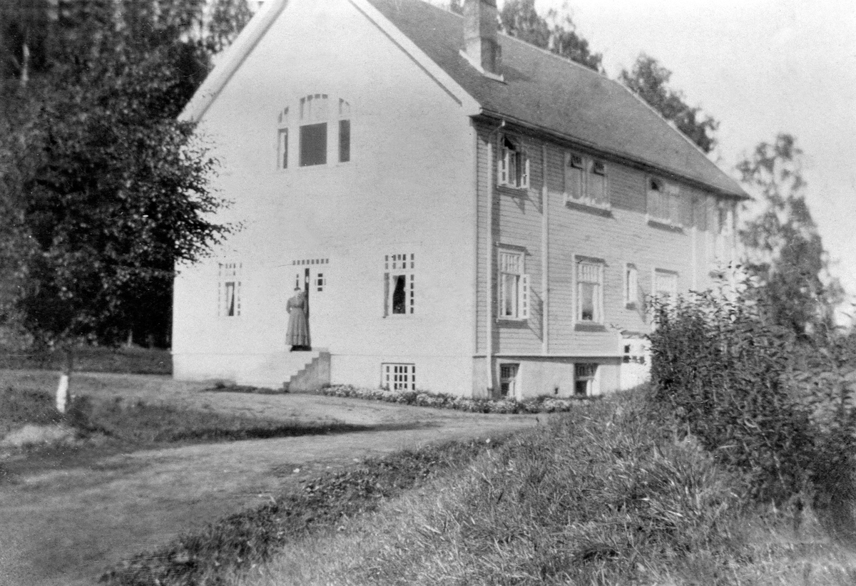 Anno Domkirkeodden, EKSTERIØR: SANDERUD SYKEHUS, KLOSTERET MED BETJENING 1. ETASJE, FESTSAL 2. ETASJE, APOTEK I KJELLEREN, HJELLUM,