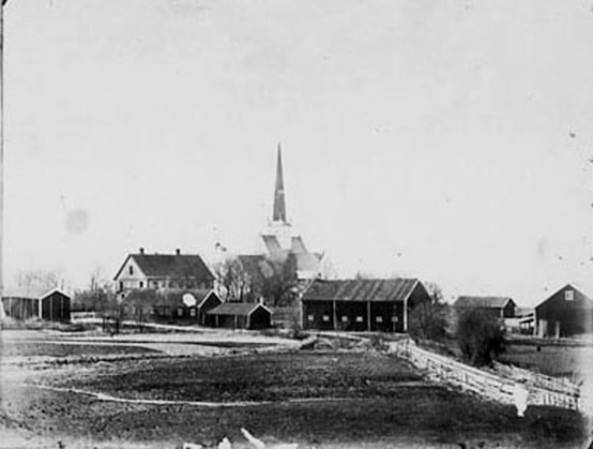 Normann Helger, OVERSIKT, STANGE KIRKE MED BEBYGGELSE RUNDT