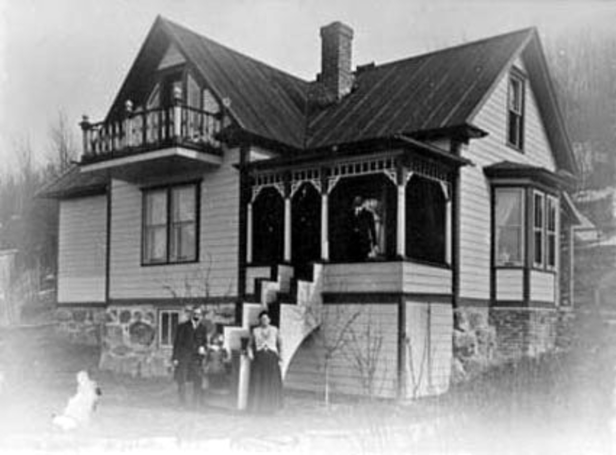 Anno Domkirkeodden, EKSTERIØR: BOLIG, VILLA SEVILLA, GRUPPE: 4, SIGVART K. RASEN PÅ VERANDA, ENGEBRET HESTNÆS DATTER HELEN, MARIE FØDT: KNUDSEN RASEN, ESPA