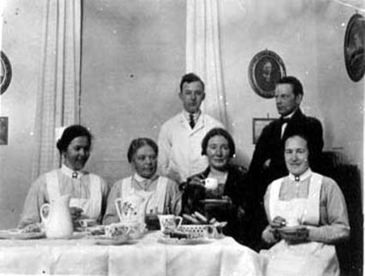 Anno Domkirkeodden, GRUPPE: 6, BETJENINGEN 4 AVD. , SANDERUD SYKEHUS, FRA HØYRE:KARI LIDAL, SØSTER DAGMAR, LINA ANDRESSEN, BAK :OLSEN, MIKKELSEN, OTTESTAD