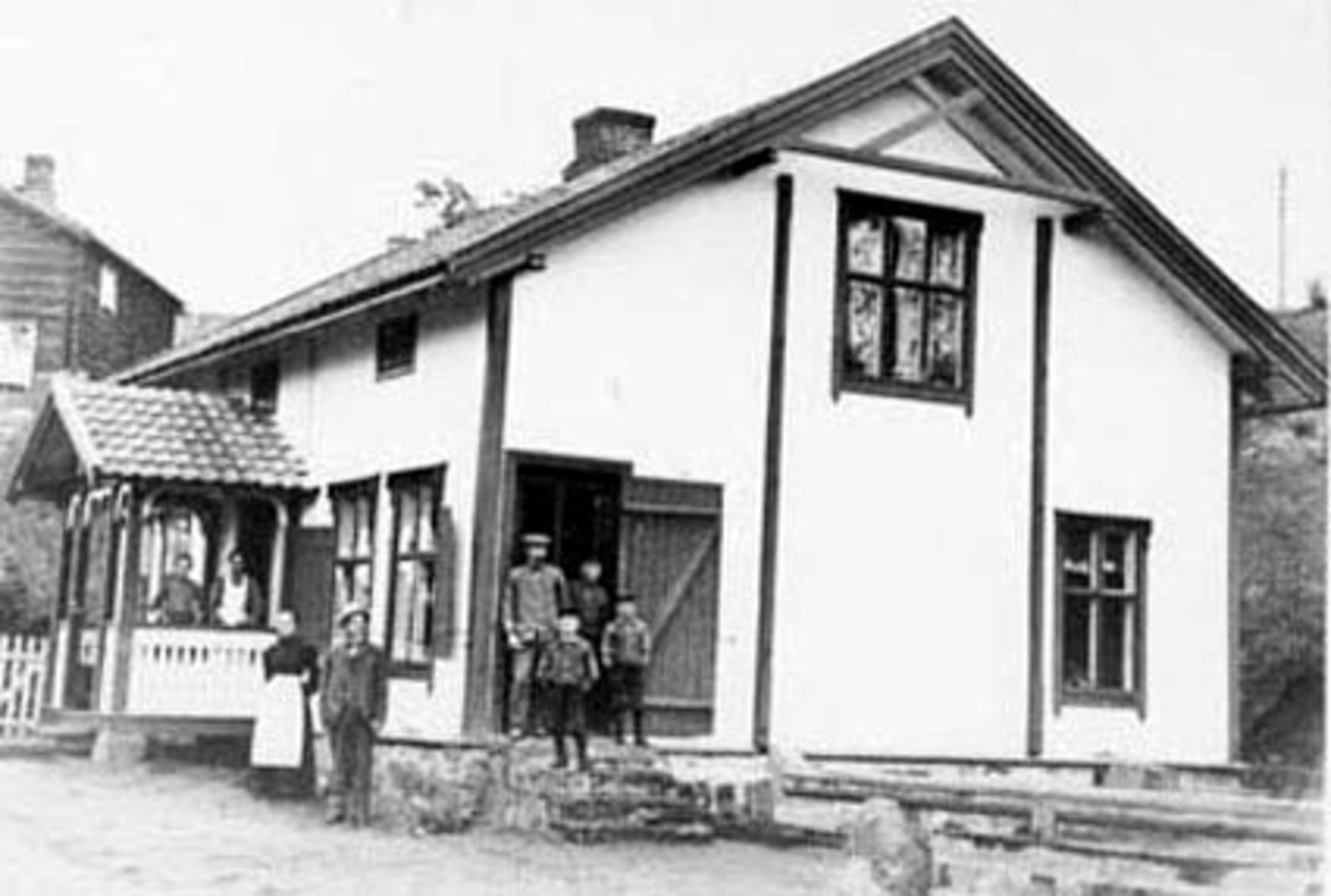 Anno Domkirkeodden, EKSTERIØR: VASAASEN LANDHANDLERI, GRUPPE: 8 FORAN, FRA VENSTRE:SYVERINE GROPEN, MARIE STENSRUD, PETRA VASAASEN, JOHAN VASAASEN, KRISTIAN HÆSTNES, MARKUS VASAASEN, ANDERS VASAASEN, ERLING VASAASEN, ESPA, Flere opplysninger se boka "Handelssteder i Stange" skrevet av Jan Arne Berg, utgitt av Stange H…