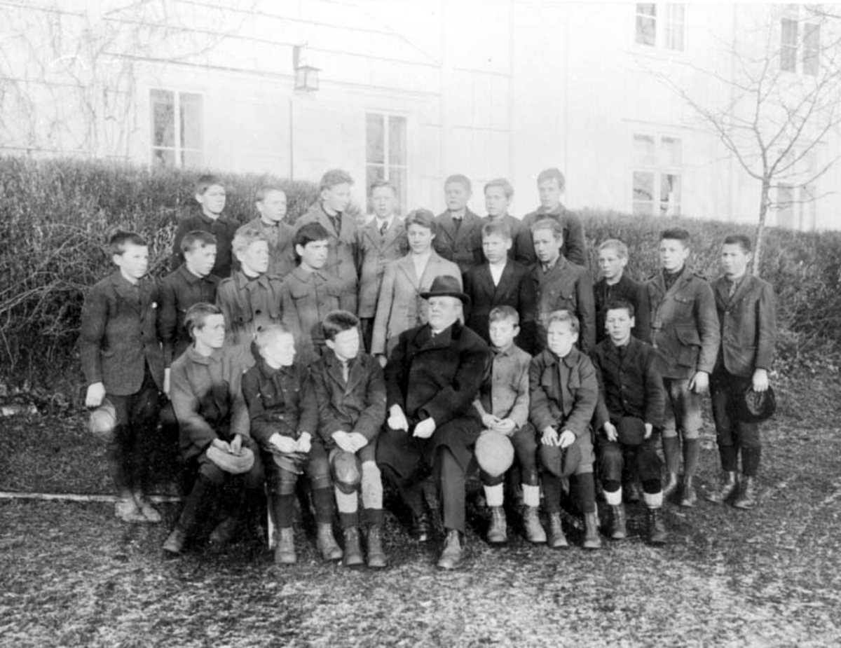 Anno Domkirkeodden, GRUPPE: 24 KONFIRMANTER, PREST NILS KJØR, OTTESTAD KAPEL, LANGÅRD,