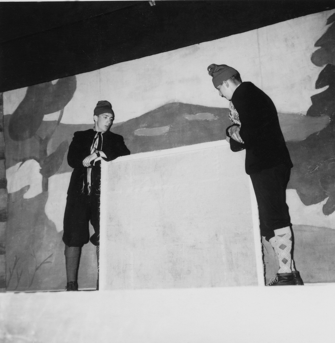 Anno Domkirkeodden, TEATERFORESTILLIMG, STANGE KOMMUNALE REALSKOLE, SKUESPILL:"STANGE DITT NAVN STÅR I SAGAEN SKREVET" FRA SCENE 8, REFORMASJONEN KOMMER TIL STANGE. HARALD HENNUM OG TOR ARNE MOLSTAD.