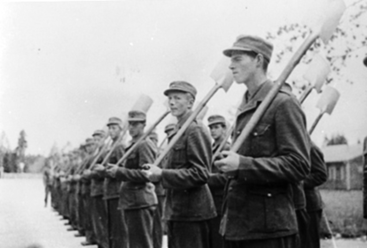 Anno Domkirkeodden, ILSENG ARBEIDSLEIR, ARBEIDSTJENESTE, OPPSTILLING MED SPADER, JOHS L. AMB, GUSTAV GUSTAVSEN, ÅGE LARSEN, KNUT E. KOLSTAD,
