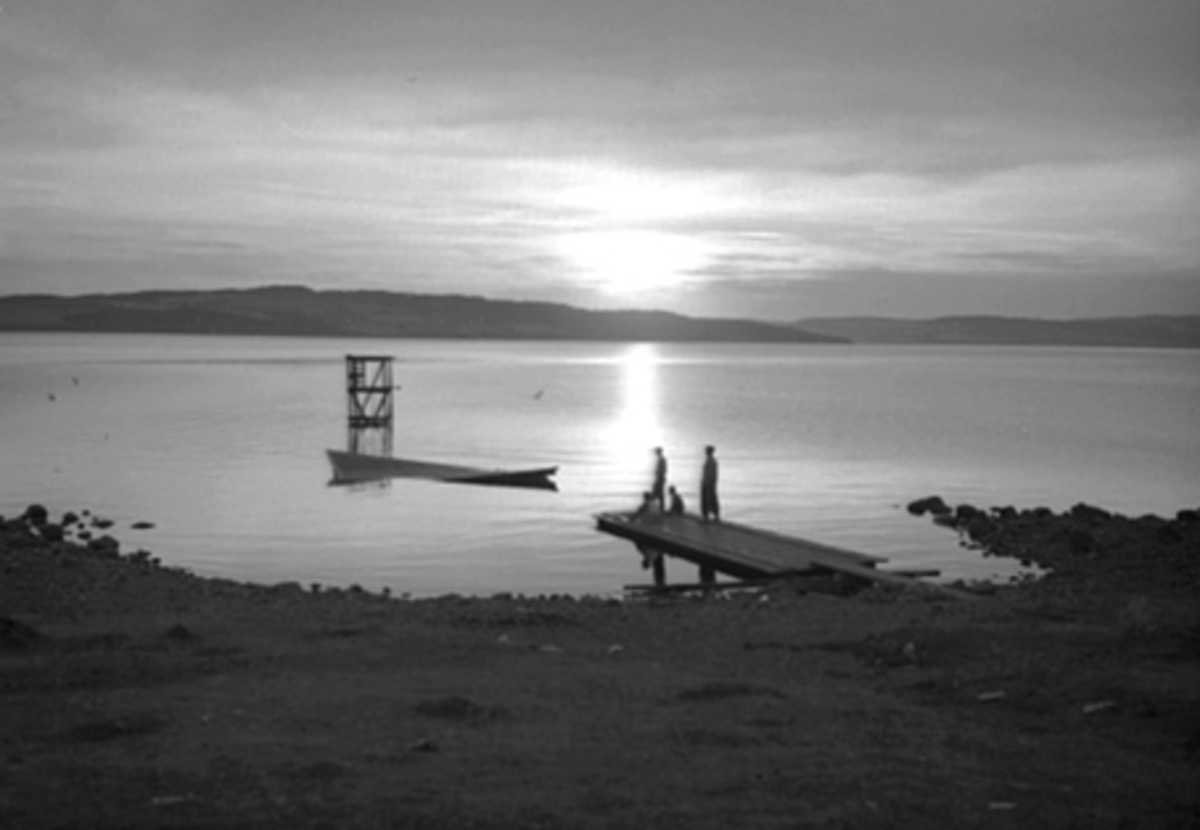 Anno Domkirkeodden, GILLUNDSTRANDA, BADESTRAND, STUPETÅRN, SOLNEDGANG, FOLK, BADEBRYGGE