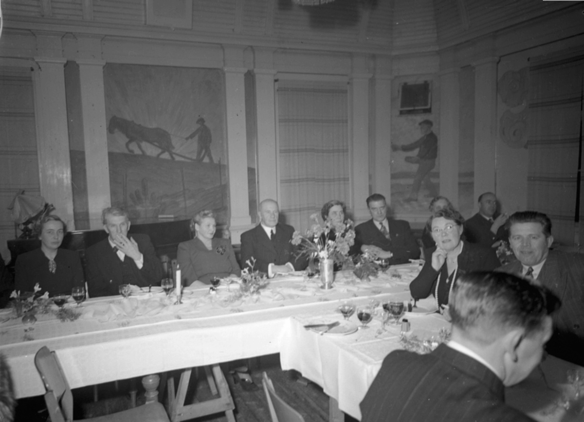Anno Domkirkeodden, INTERIØR: TINGVOLD, , STANGE MEIERI, FEST, FOLK, DEKKET LANGBORD, SAL, VEGGMALERIER