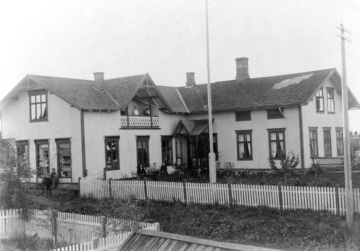 Normann Helger, EKSTERIØR: LANDHANDLER OLE NORDSVEEN HUS, OPPFØRT AV LEMIK BERG, OMKRING: 1880, FØR BRANNEN 1911