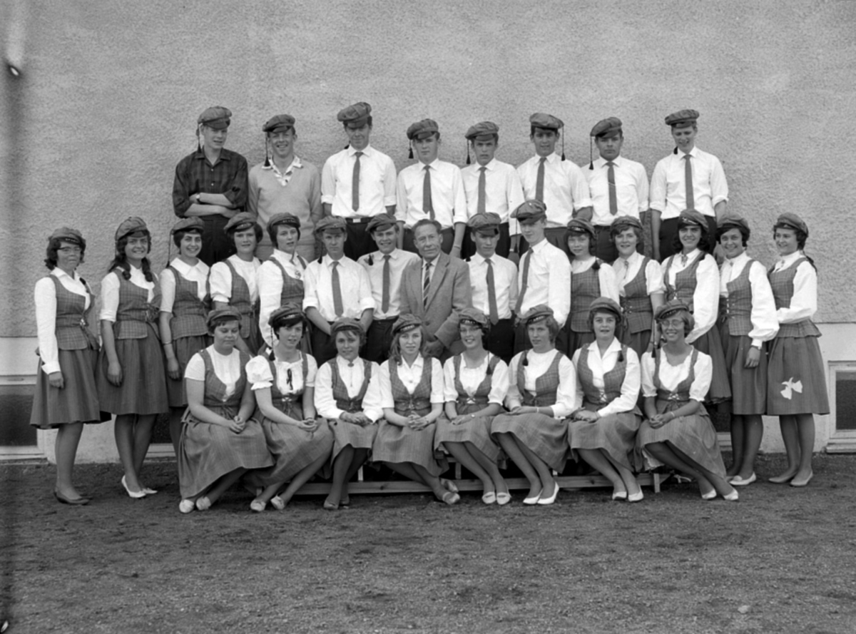 Anno Domkirkeodden, GRUPPE: SKOLEELEVER, STANGE KOMMUNALE REALSKOLE, 30 ELEVER, RUSS, LÆRER LIE. Nr 3 fra høyre i midterste rad, Else (Mostue) Ormaasen.