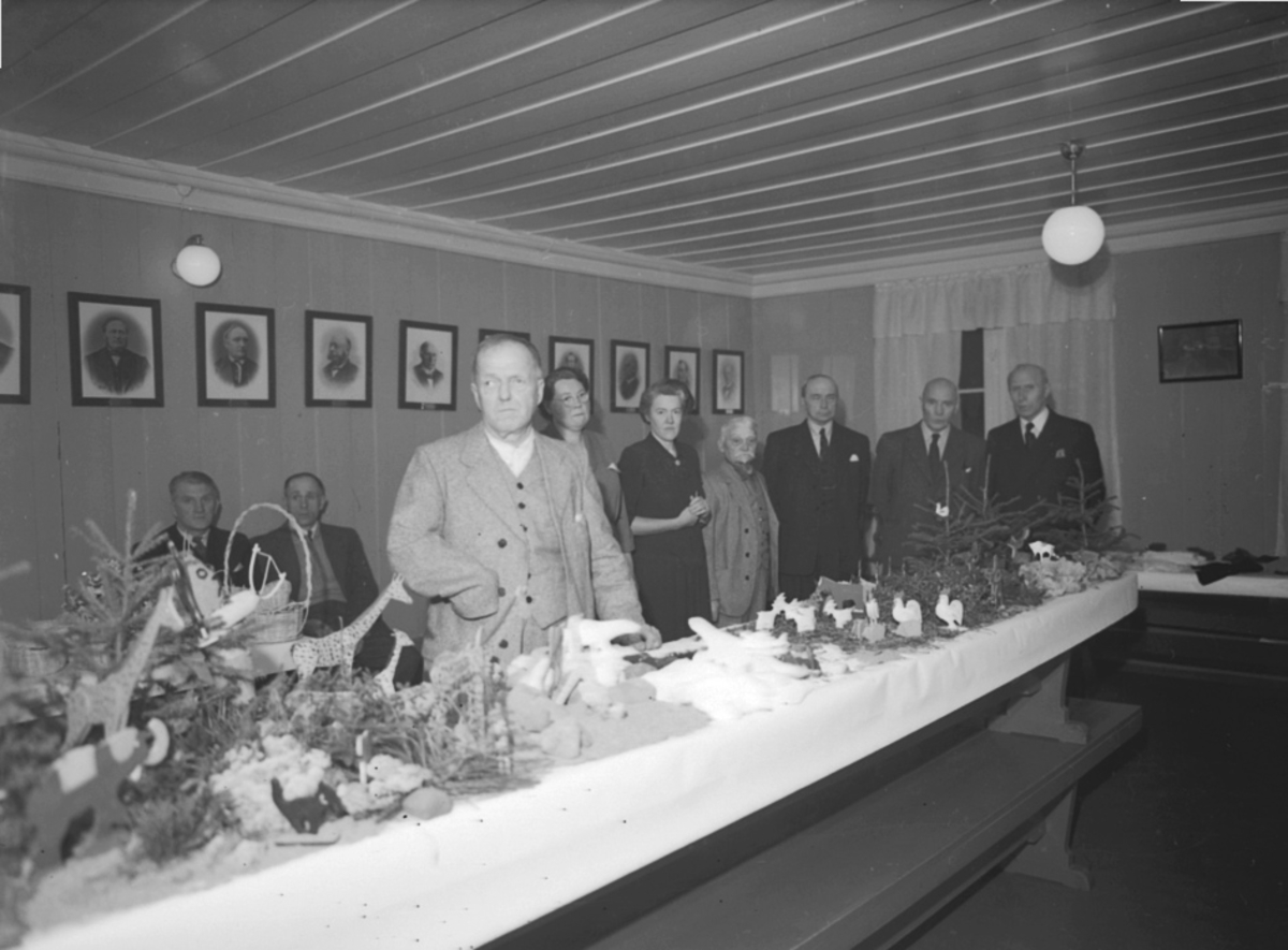 Anno Domkirkeodden, GRUPPE: ELDRE, INTERIØR: FOKHOL GAMLEHJEM, LANGBORD MED GJENNSTANDER, TERAPI