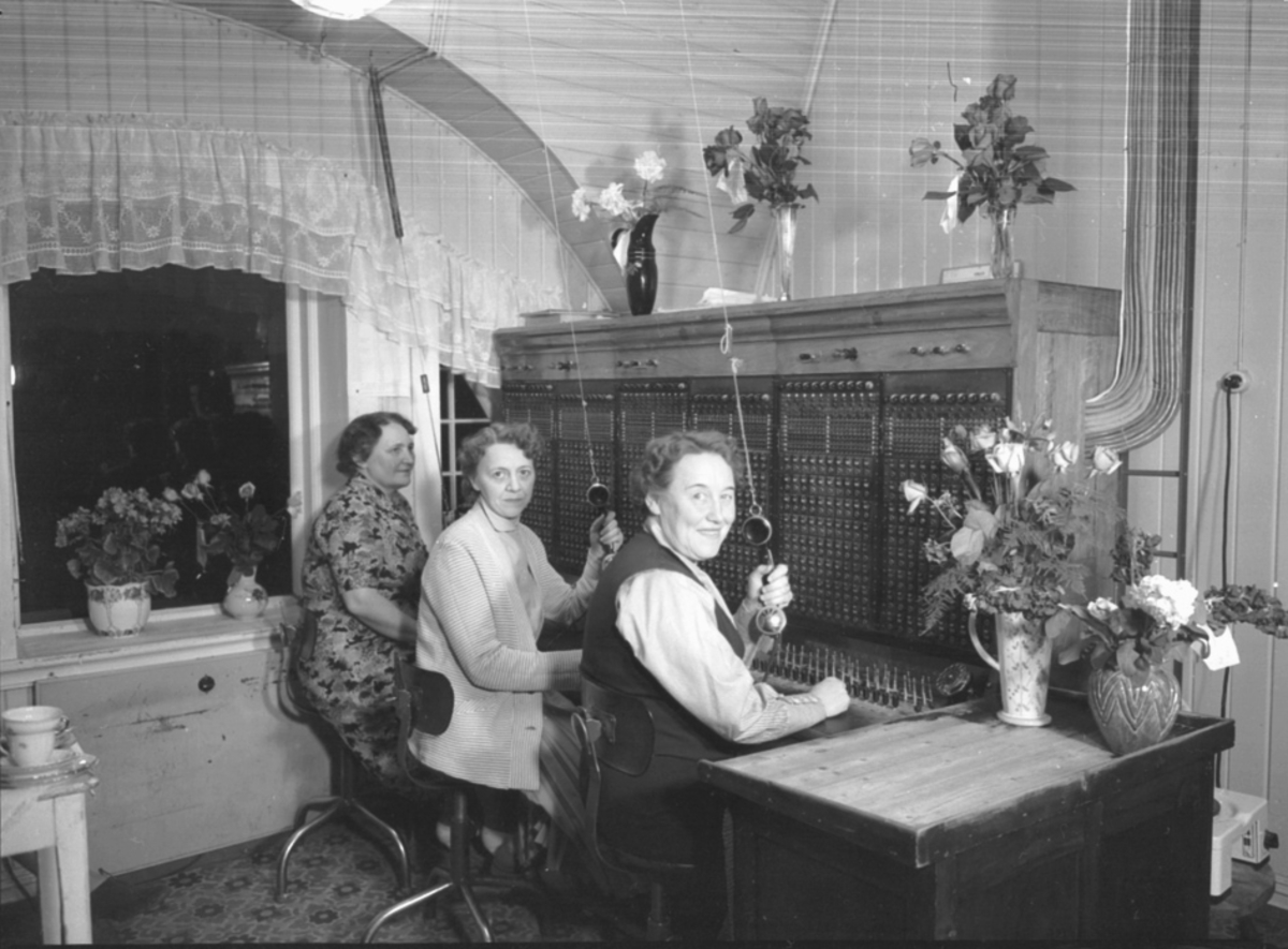 Anno Domkirkeodden, GRUPPE: 3 SENTRALBORDDAMER, ANNA UST, INGER LØVSTAD, AGNES FJÆSTA, STANGE TELEFONSENTRAL, HEGGESHEIM