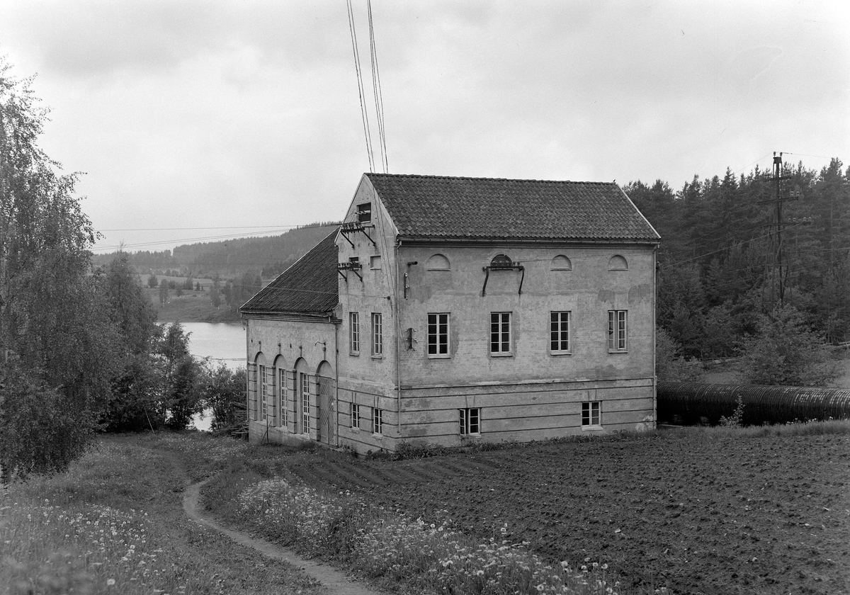 Anno Domkirkeodden, EKSTERIØR: STANGE ELEKTRISITETSVERK, VIK KRAFTSTASJON, VIKSELVEN KRAFTSTASJON, TANGEN, BLE BYGD I 1920. SE STANGE HISTORIELAGS ÅRBOK"GAMMALT FRA STANGE OG ROMEDAL 2009" S. 38. SE BOKA FOLK OG KRAFT STANGE ENERGI 1916-2006 S. 37